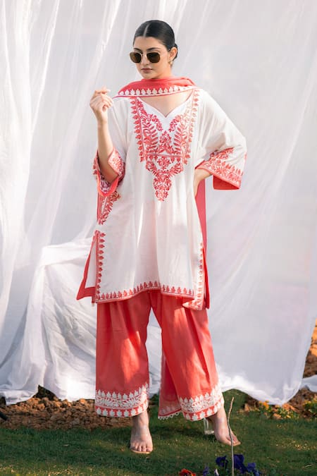 Daljit Sudan_Off White Cotton, Linen, Organza Embroidery V-neck Kurta Set _Online_at_Aza_Fashions