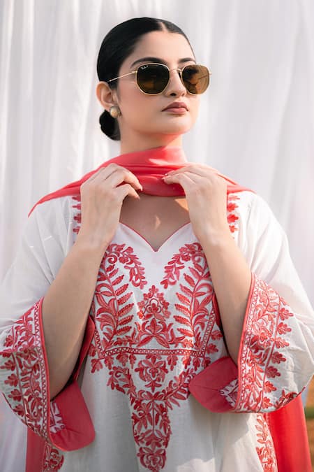 Buy_Daljit Sudan_Off White Cotton, Linen, Organza Embroidery V-neck Kurta Set _Online_at_Aza_Fashions