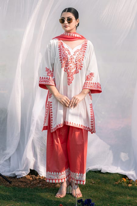 Daljit Sudan_Off White Cotton, Linen, Organza Embroidery V-neck Kurta Set _at_Aza_Fashions