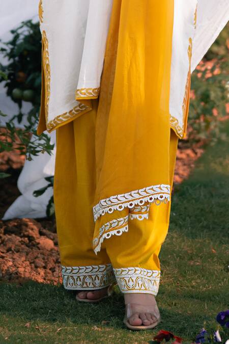Daljit Sudan_White Handloom Cotton, Organza Embroidery Round Neck Kurta Set With Dupatta _Online_at_Aza_Fashions