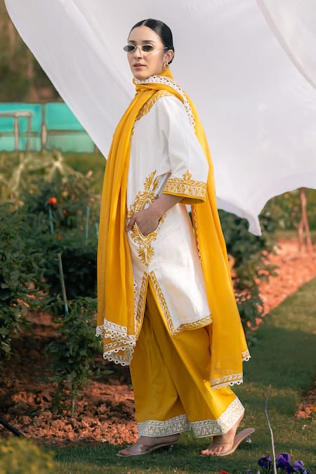 Shop_Daljit Sudan_White Handloom Cotton, Organza Embroidery Round Neck Kurta Set With Dupatta _Online_at_Aza_Fashions