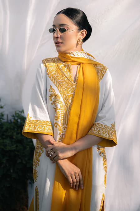 Daljit Sudan_White Handloom Cotton, Organza Embroidery Round Neck Kurta Set With Dupatta _at_Aza_Fashions