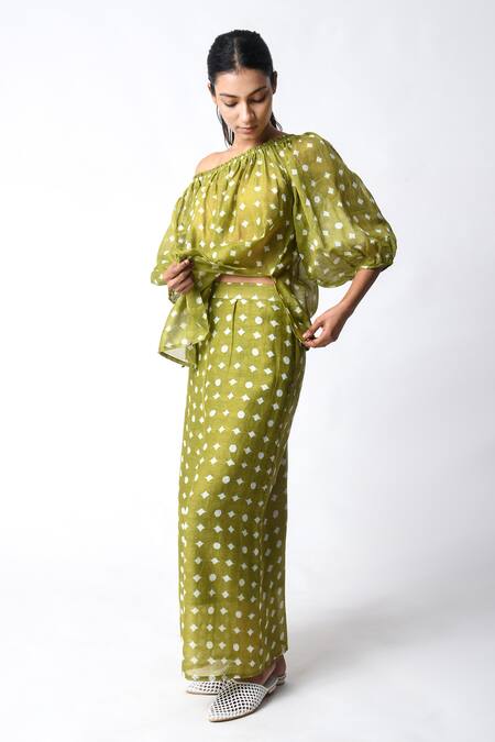 JAYATI GOENKA Green Chanderi Silk Embroidery Off-shoulder Henna Pant Set Online at Aza Fashions JAYATI GOENKA_Green Chanderi Silk Embroidery Off-shoulder Henna Pant Set _Online_at_Aza_Fashions