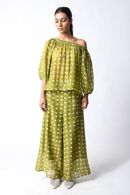 Buy JAYATI GOENKA Green Chanderi Silk Embroidery Off-shoulder Henna Pant Set Online at Aza Fashions Buy_JAYATI GOENKA_Green Chanderi Silk Embroidery Off-shoulder Henna Pant Set _Online_at_Aza_Fashions