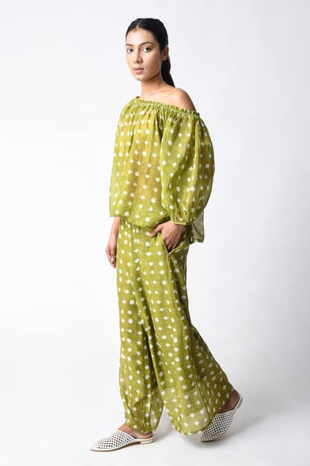 JAYATI GOENKA Green Chanderi Silk Embroidery Off-shoulder Henna Pant Set at Aza Fashions JAYATI GOENKA_Green Chanderi Silk Embroidery Off-shoulder Henna Pant Set _at_Aza_Fashions