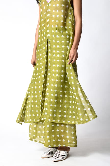 JAYATI GOENKA Green Chanderi Silk V-neck Henna V Tunic Set at Aza Fashions JAYATI GOENKA_Green Chanderi Silk V-neck Henna V Tunic Set _at_Aza_Fashions