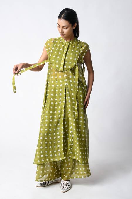 JAYATI GOENKA Green Chanderi Silk Round Neck Slit Tunic Henna Set at Aza Fashions JAYATI GOENKA_Green Chanderi Silk Round Neck Slit Tunic Henna Set _at_Aza_Fashions