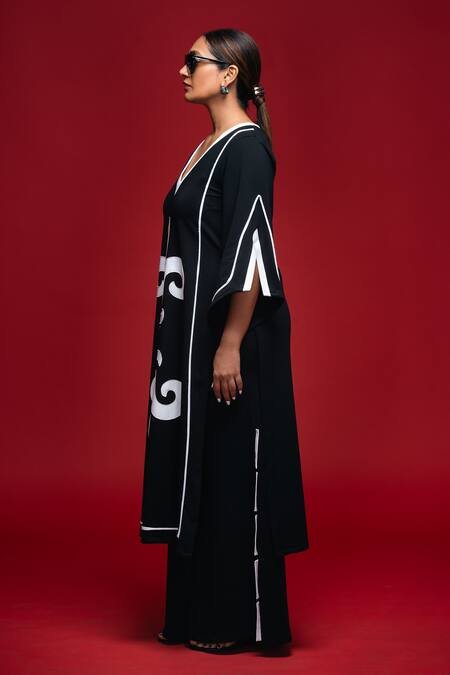 Khushboo Haran Borkar_Black Embroidery V-neck Traced Dominion Kurta Set_Online_at_Aza_Fashions