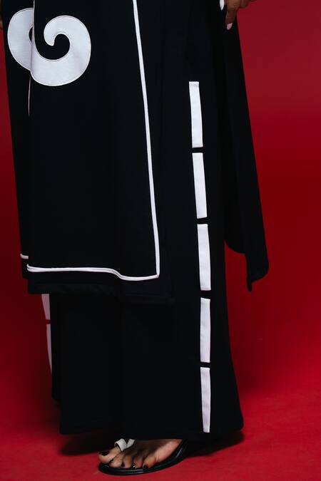 Buy_Khushboo Haran Borkar_Black Embroidery V-neck Traced Dominion Kurta Set_Online_at_Aza_Fashions