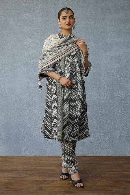 Buy_Torani_Black Tassels, Embroidery Kalamkari Akshiti Georgette Scarf _Online_at_Aza_Fashions
