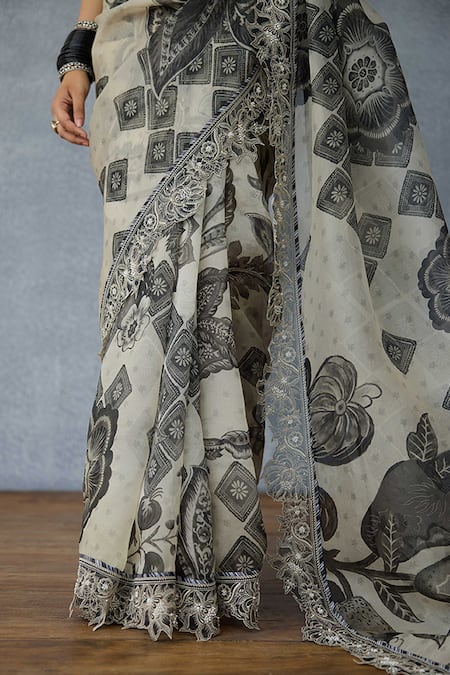 Torani Black Organza Kalamkari Ashnee Saree Online at Aza Fashions Torani_Black Organza Kalamkari Ashnee Saree _Online_at_Aza_Fashions
