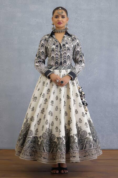 Torani Black Linen Tassels Collared Kalamkari Avika Lehenga Set Online at Aza Fashions Torani_Black Linen Tassels Collared Kalamkari Avika Lehenga Set _Online_at_Aza_Fashions