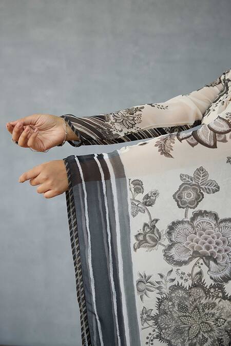 Buy_Torani_White Georgette Embroidery Round Neck Kalamkari Navanya Kaftan Set _Online_at_Aza_Fashions