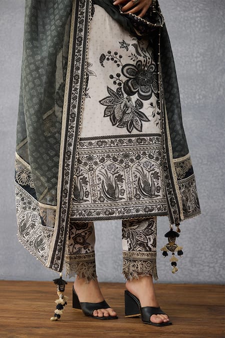 Torani_White Linen Embroidery, Tassels Scoop Neck Kalamkari Anvita Kurta Set _at_Aza_Fashions