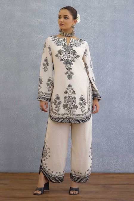 Torani Black Silk, Crepe Embroidery Keyhole Neck Kalamkari Aadhavi Kurta Set at Aza Fashions Torani_Black Silk, Crepe Embroidery Keyhole Neck Kalamkari Aadhavi Kurta Set _at_Aza_Fashions