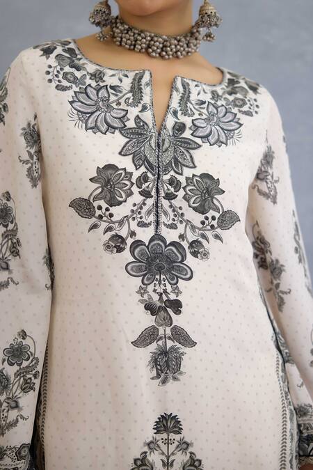 Shop Torani Black Silk, Crepe Embroidery Keyhole Neck Kalamkari Aadhavi Kurta Set Shop_Torani_Black Silk, Crepe Embroidery Keyhole Neck Kalamkari Aadhavi Kurta Set