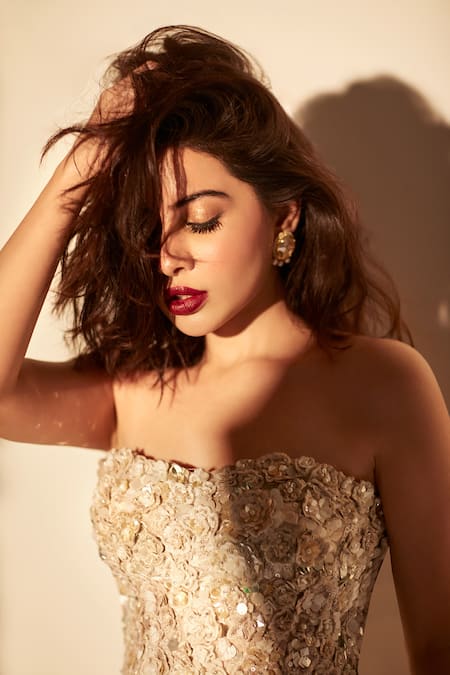 Buy_Seema Gujral_Ivory Net Pearls, Sequins Square Neck 3d Floral Embroidered Lehenga Set 