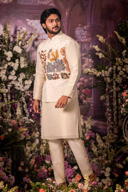 Aindhri By Mahitha Embroidered Kurta Set 
