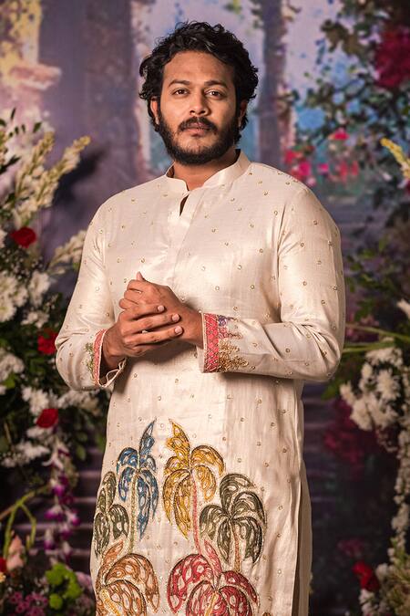 Aindhri By Mahitha Embroidered Ivory Kurta Set 