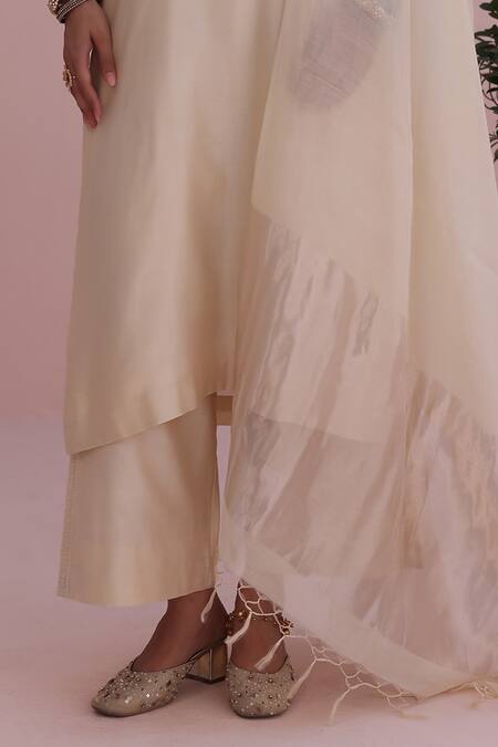 Charu Makkar_White Silk, Chanderi Embroidery Round Neck Pearl Kurta Set _Online_at_Aza_Fashions