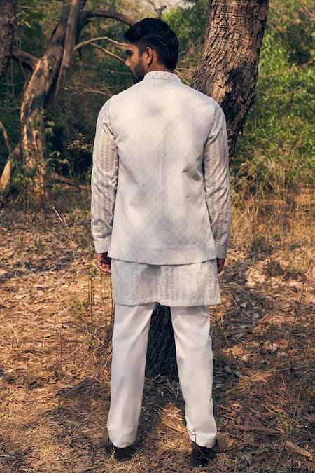 Kaaj Button French Knot Kurta Bandi Set 