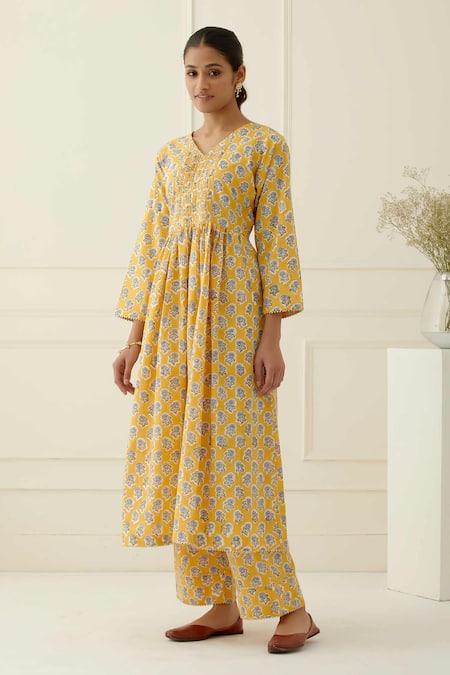 Musal_Yellow Cotton, Georgette Embroidery V-neck Printed Kurta Set With Dupatta_Online_at_Aza_Fashions