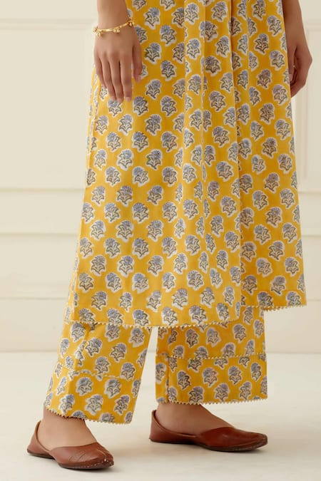 Musal_Yellow Cotton, Georgette Embroidery V-neck Printed Kurta Set With Dupatta_at_Aza_Fashions
