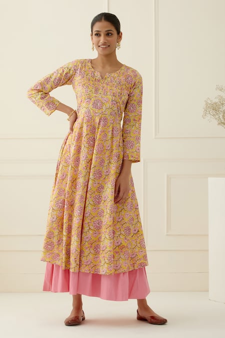 Musal_Yellow Cotton, Kota Doria Split V-neck Floral Printed Kurta Set _at_Aza_Fashions