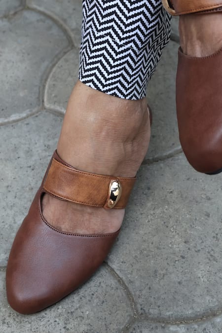 Buy_Shradha Hedau Footwear Couture_Brown Textured Designer Flats 