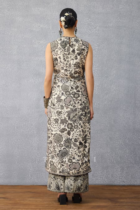 Shop Torani Black Silk Embroidery Round Neck Kalamkari Tanuja Kurta Set at Aza Fashions Shop_Torani_Black Silk Embroidery Round Neck Kalamkari Tanuja Kurta Set _at_Aza_Fashions