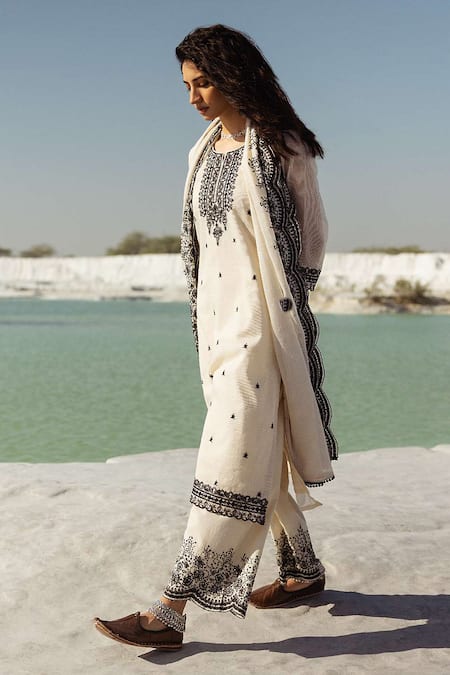 Karaj Jaipur Off White Kota Doria, Cotton Embroidery Split Designer Kurta Set With Dupatta at Aza Fashions Karaj Jaipur_Off White Kota Doria, Cotton Embroidery Split Designer Kurta Set With Dupatta _at_Aza_Fashions