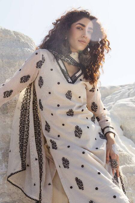 Karaj Jaipur Off White Kota Doria, Cotton Embroidery V-neck Kurta Set Online at Aza Fashions Karaj Jaipur_Off White Kota Doria, Cotton Embroidery V-neck Kurta Set _Online_at_Aza_Fashions