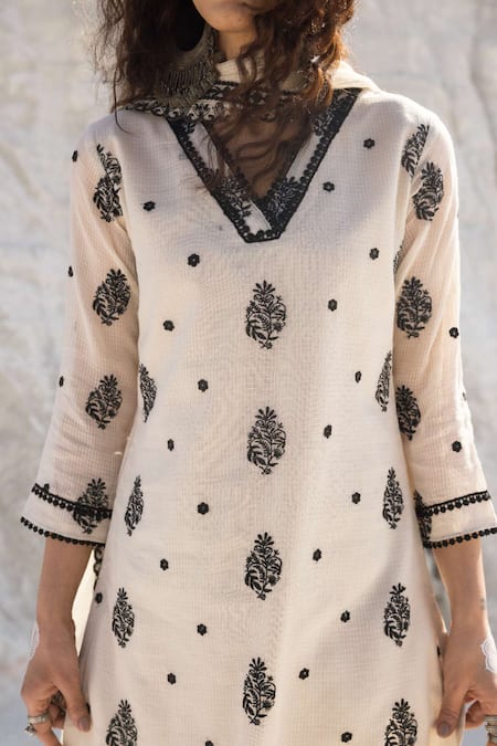 Shop Karaj Jaipur Off White Kota Doria, Cotton Embroidery V-neck Kurta Set Online at Aza Fashions Shop_Karaj Jaipur_Off White Kota Doria, Cotton Embroidery V-neck Kurta Set _Online_at_Aza_Fashions