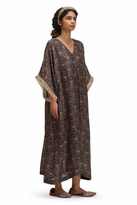 Buy_Mimamsaa_Green V-neck Vaidehi Floral Print Kaftan _Online_at_Aza_Fashions