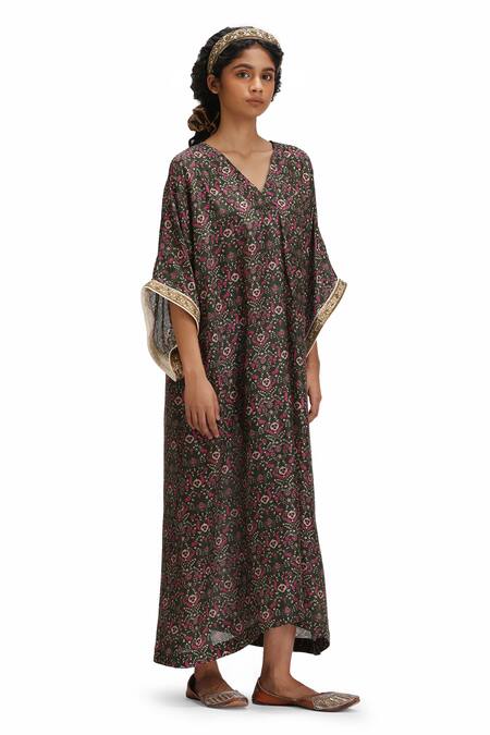 Mimamsaa_Green V-neck Vaidehi Floral Print Kaftan _at_Aza_Fashions