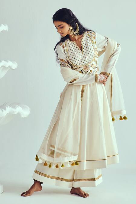 Buy_Wabi Sabi By Anshum-Ritesh_Ivory Chanderi Sequins, Beads V-neck Anarkali Set _Online_at_Aza_Fashions