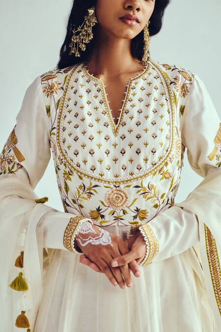 Buy_Wabi Sabi By Anshum-Ritesh_Ivory Chanderi Sequins, Beads V-neck Anarkali Set 