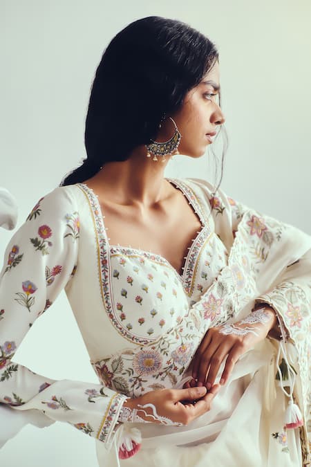 Wabi Sabi By Anshum-Ritesh_Ivory Organza, Chanderi Embroidery Sweetheart Neck Saree With Stitched Blouse _at_Aza_Fashions