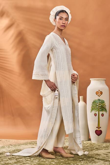 Buy_Masaba_Ivory Chanderi, Organza Embroidery V-neck Printed Kurta Set 