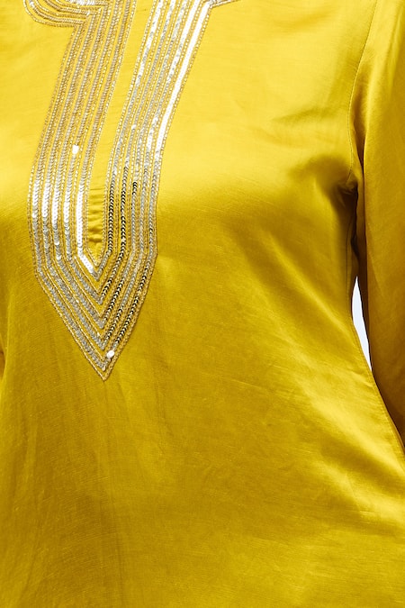 Buy_Samyukta Singhania_Yellow Brocade, Linen Embroidery Round Neck Kurta Set 