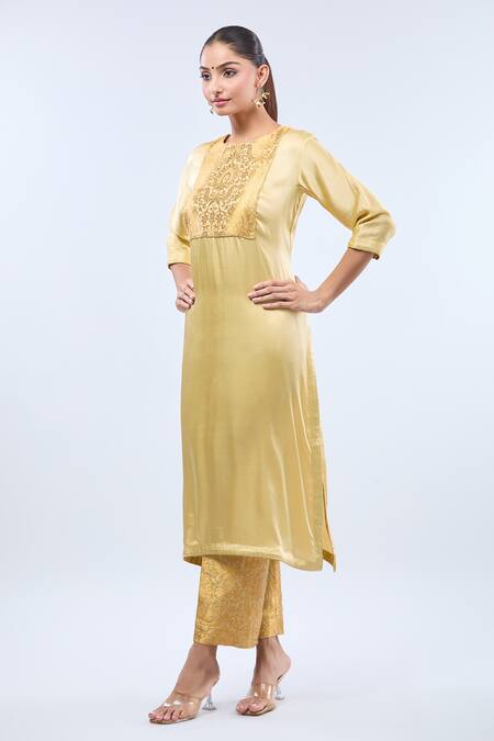 Samyukta Singhania_Cream Brocade Lace Round Neck Work Straight Kurta Set_at_Aza_Fashions