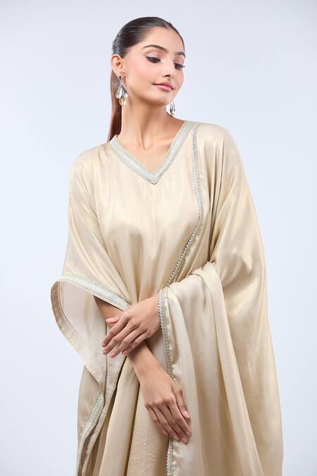 Samyukta Singhania_Cream Georgette Lace V-neck Work Shimmer Kaftan Set _at_Aza_Fashions