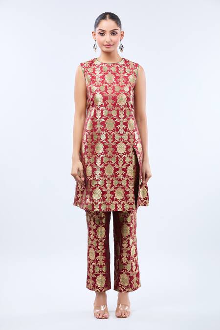 Samyukta Singhania_Maroon Brocade Embroidery Round Neck Straight Kurta Set _Online_at_Aza_Fashions