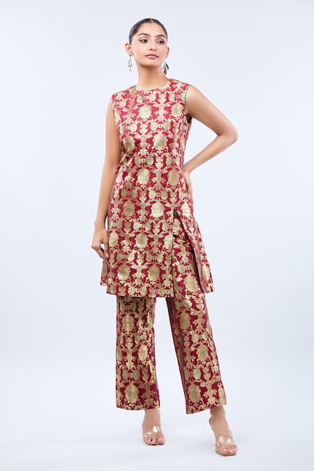 Samyukta Singhania_Maroon Brocade Embroidery Round Neck Straight Kurta Set _at_Aza_Fashions
