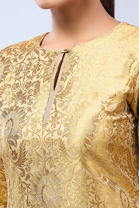 Samyukta Singhania_Cream Brocade Embroidery Round Neck Straight Kurta Set _at_Aza_Fashions