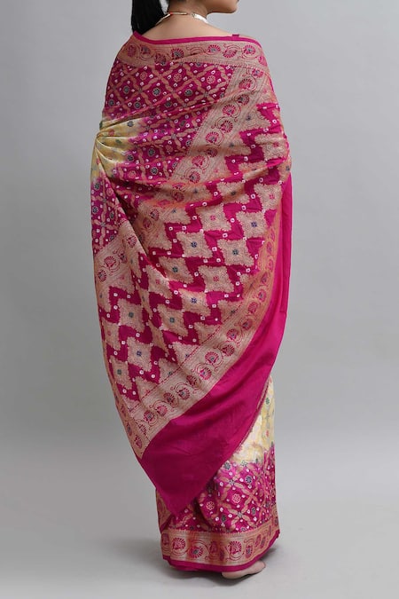 Samyukta Singhania Cream Bandhej Weaving Saree With Blouse 