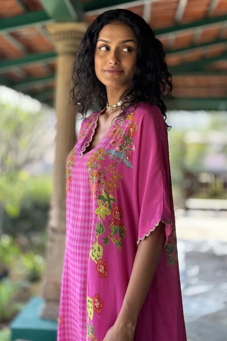 Basil Leaf_Pink Crepe Embroidery V-neck Printed Kurta Set _Online_at_Aza_Fashions