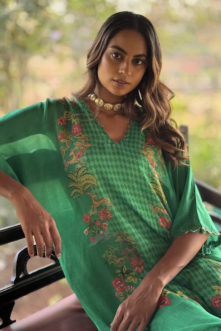 Buy_Basil Leaf_Green Chiffon, Linen, Silk Embroidery V-neck Floral Kurta Set _Online_at_Aza_Fashions