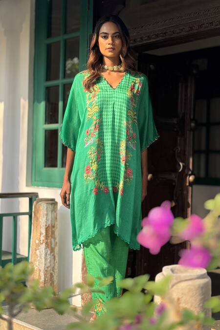 Shop_Basil Leaf_Green Chiffon, Linen, Silk Embroidery V-neck Floral Kurta Set _Online_at_Aza_Fashions