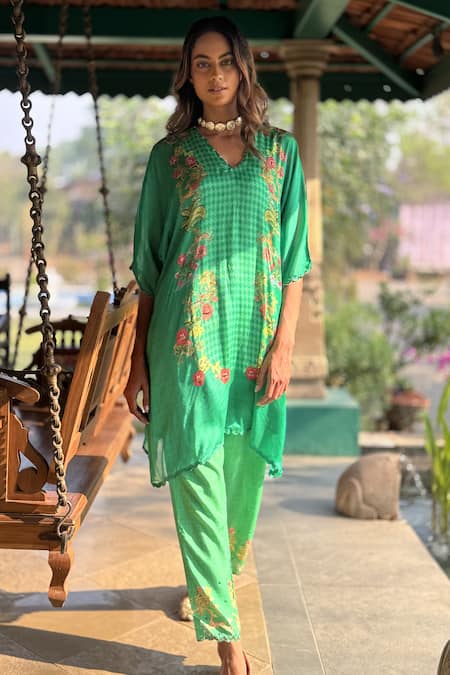 Basil Leaf_Green Chiffon, Linen, Silk Embroidery V-neck Floral Kurta Set _at_Aza_Fashions